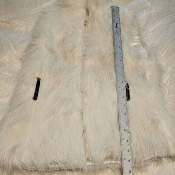 Women’s White Faux Fur Sleeveless Vest, Small/Medium - Picture 6 of 7